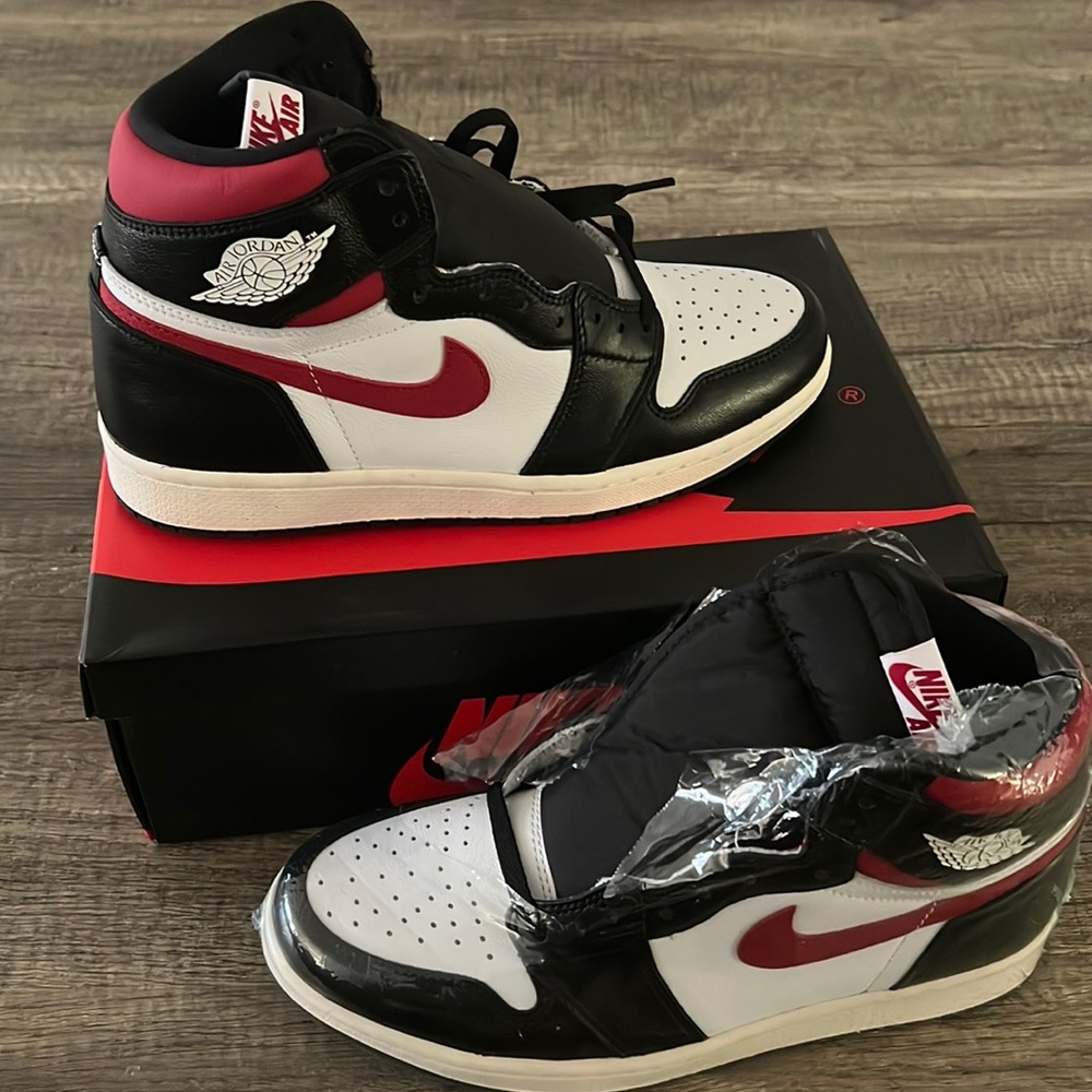 Air Jordan Retro 1 High OG Gym Red - Size M 9 - NWT